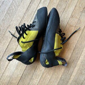 Five Ten rogue lace-up climbing shoe size 7.5
